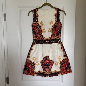 Chic Sleeveless Mini Dress with Bold Pattern